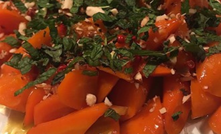 Chili glaseret gulerødder med mynte peber knas