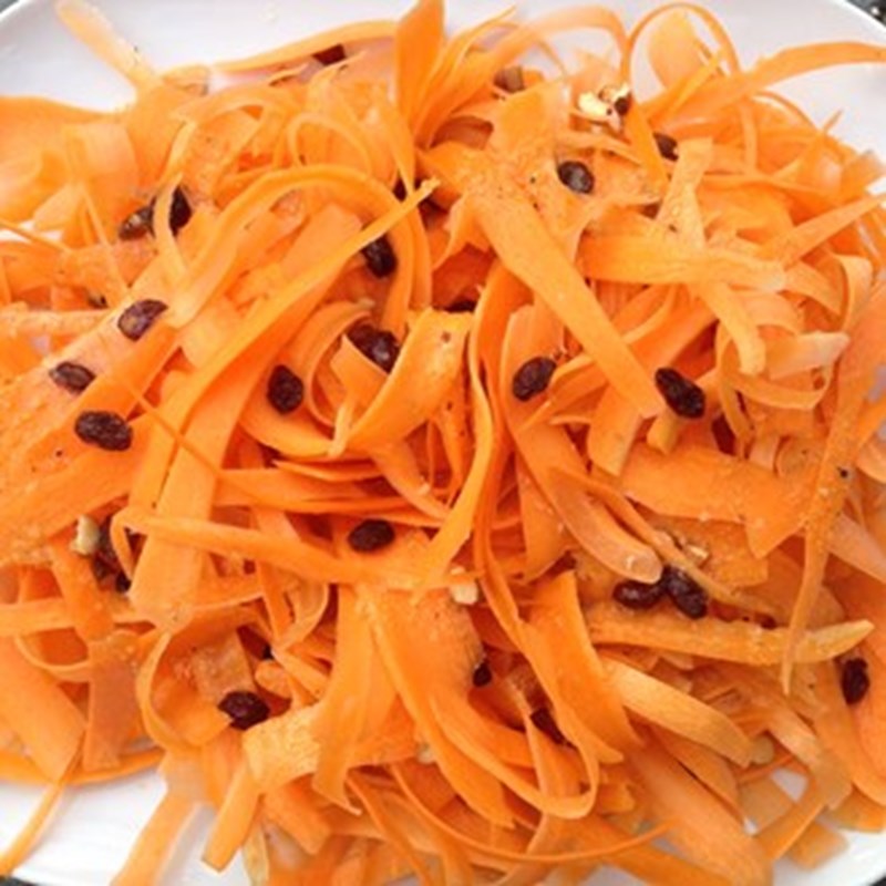Gulerodssalat med kardemomme, mandler og rosiner