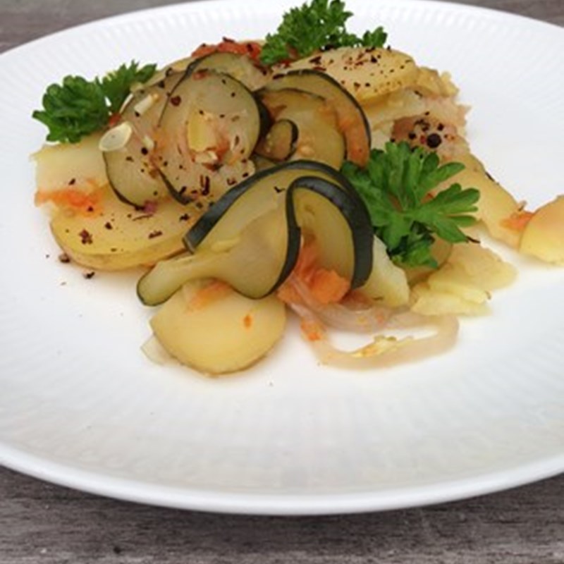 Bouillon kartofler med squash og tomater